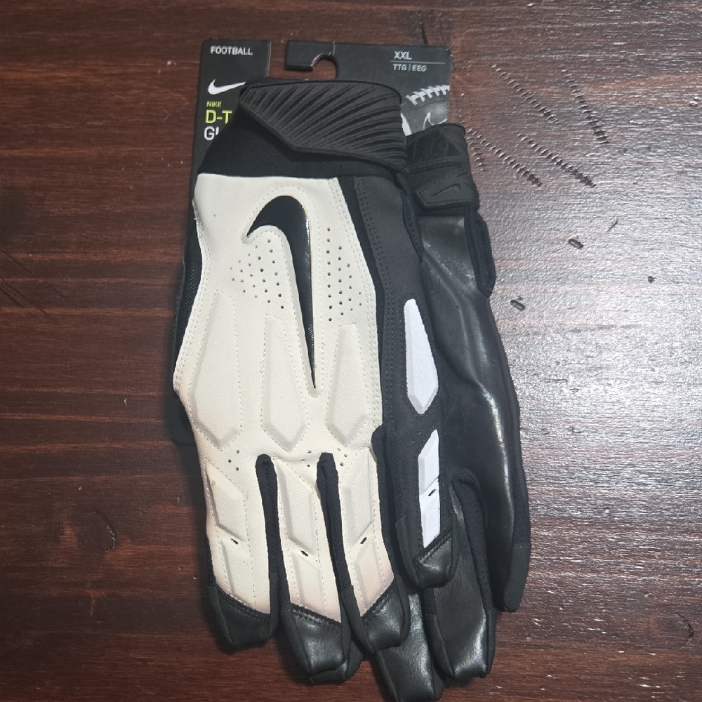 NWT! Nike Black and White D-Tack Football Gloves In Size XXL